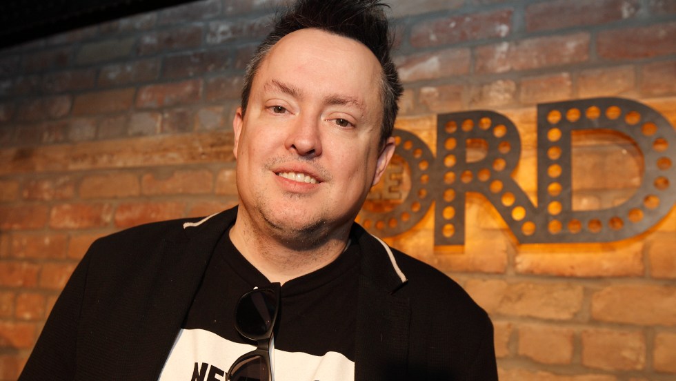 Mike Ward devant un mur de brique