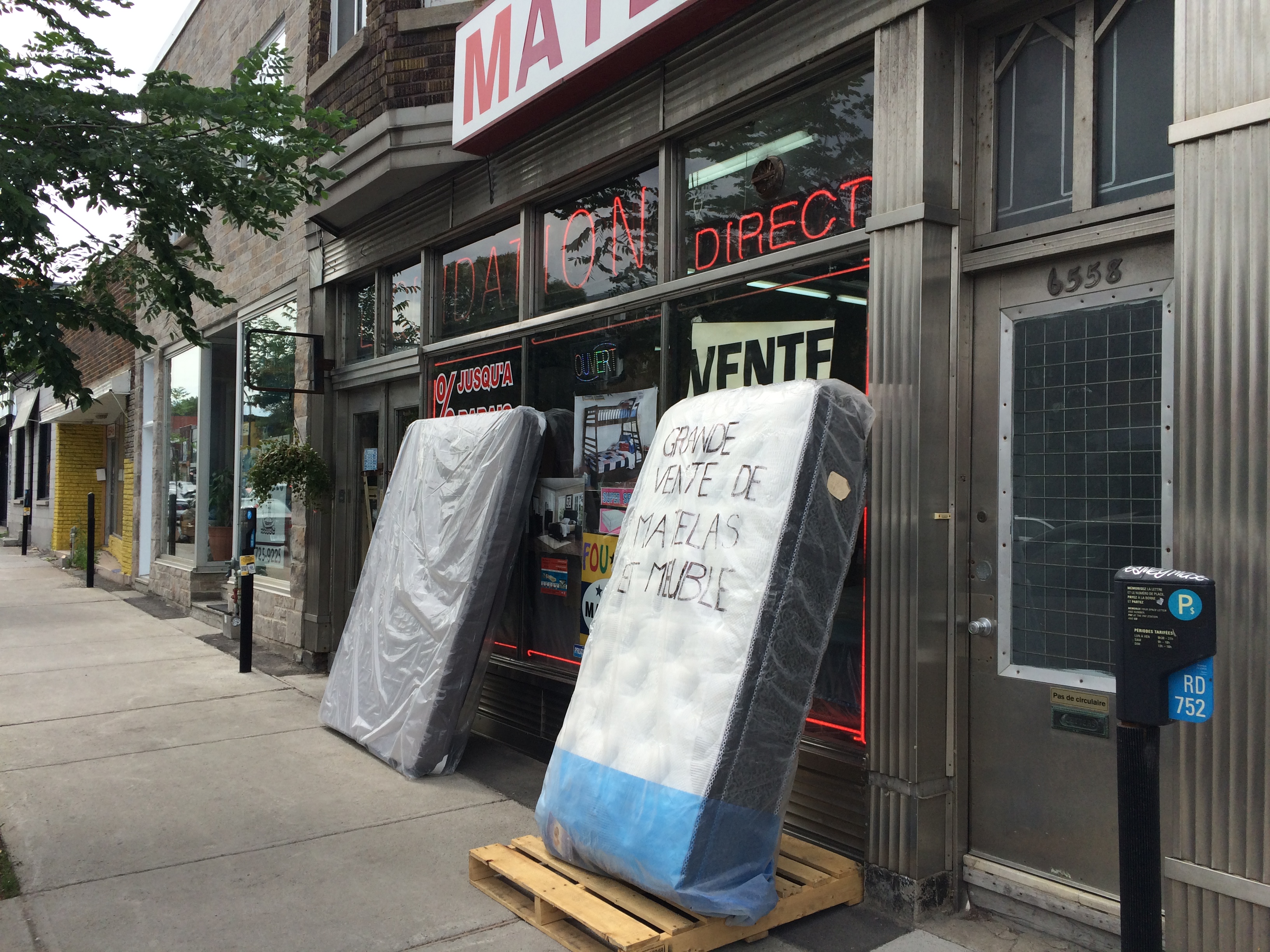 Certains commerçants laissent des matelas sur la voie publique sur l'avenue Papineau.