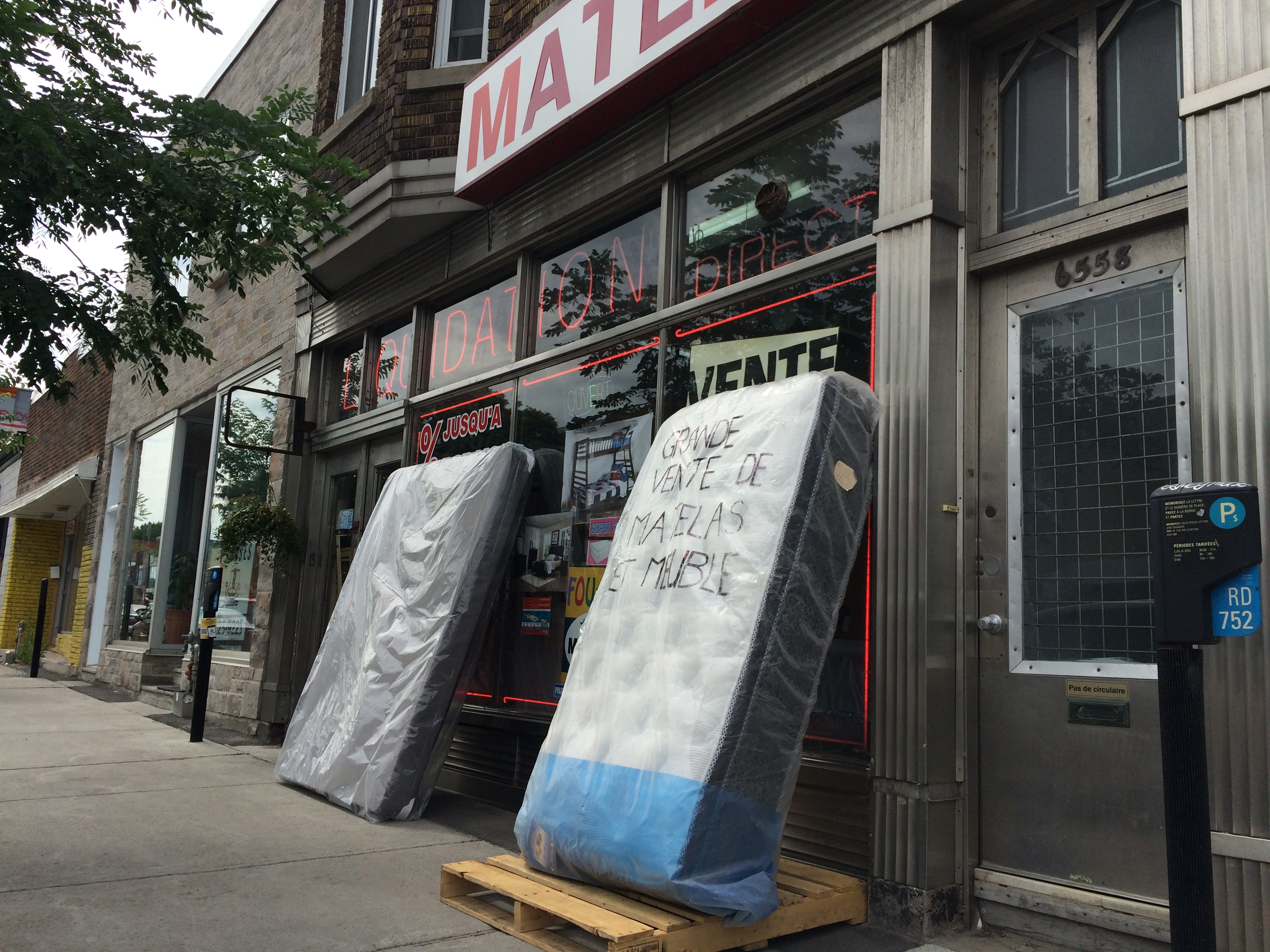 Les commerçants posaient leurs matelas sur le trottoir, ce qui est interdit.