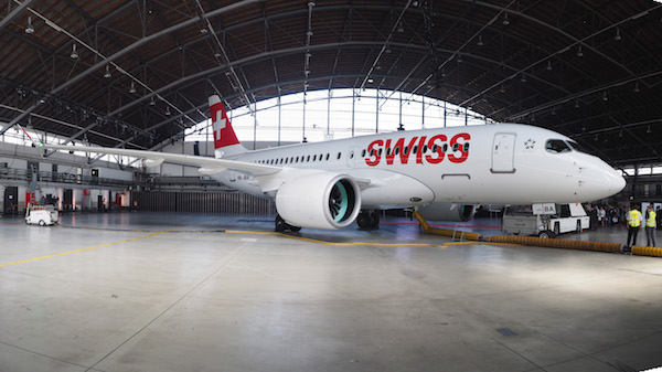 Le CS100 de Swiss est un avion court et moyen-courrier de 125 places, se démarquant notamment par ses émissions de CO2 réduites et son fonctionnement 50% plus silencieux qu’un avion comparable.