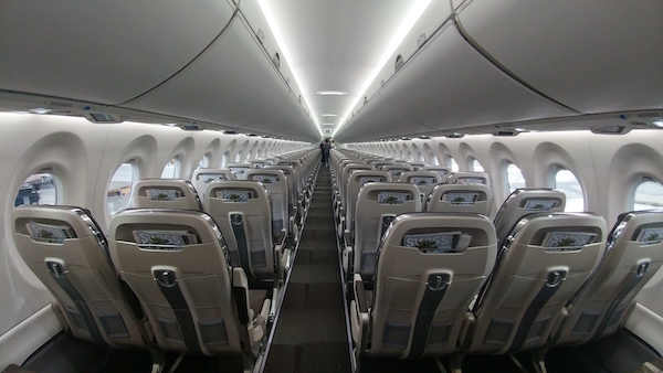 Swiss a adopt&eacute; une configuration avec deux si&egrave;ges d&rsquo;un c&ocirc;t&eacute;, et trois de l&rsquo;autre pour ses CS100. Le corridor au centre est particuli&egrave;rement large, et permet m&ecirc;me de traverser l&rsquo;avion en m&ecirc;me temps que le charriot de service. 