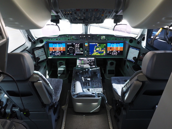 Le CS100 est dot&eacute; d&rsquo;un cockpit ultra moderne, avec de grands &eacute;crans ACL personnalisables. L&rsquo;appareil &laquo;&nbsp;pourrait se piloter tout seul, &agrave; l&rsquo;exception du d&eacute;collage&nbsp;&raquo;, explique le capitaine Daniel Nater, instructeur de vol en chef pour les avions CSeries chez Swiss. 