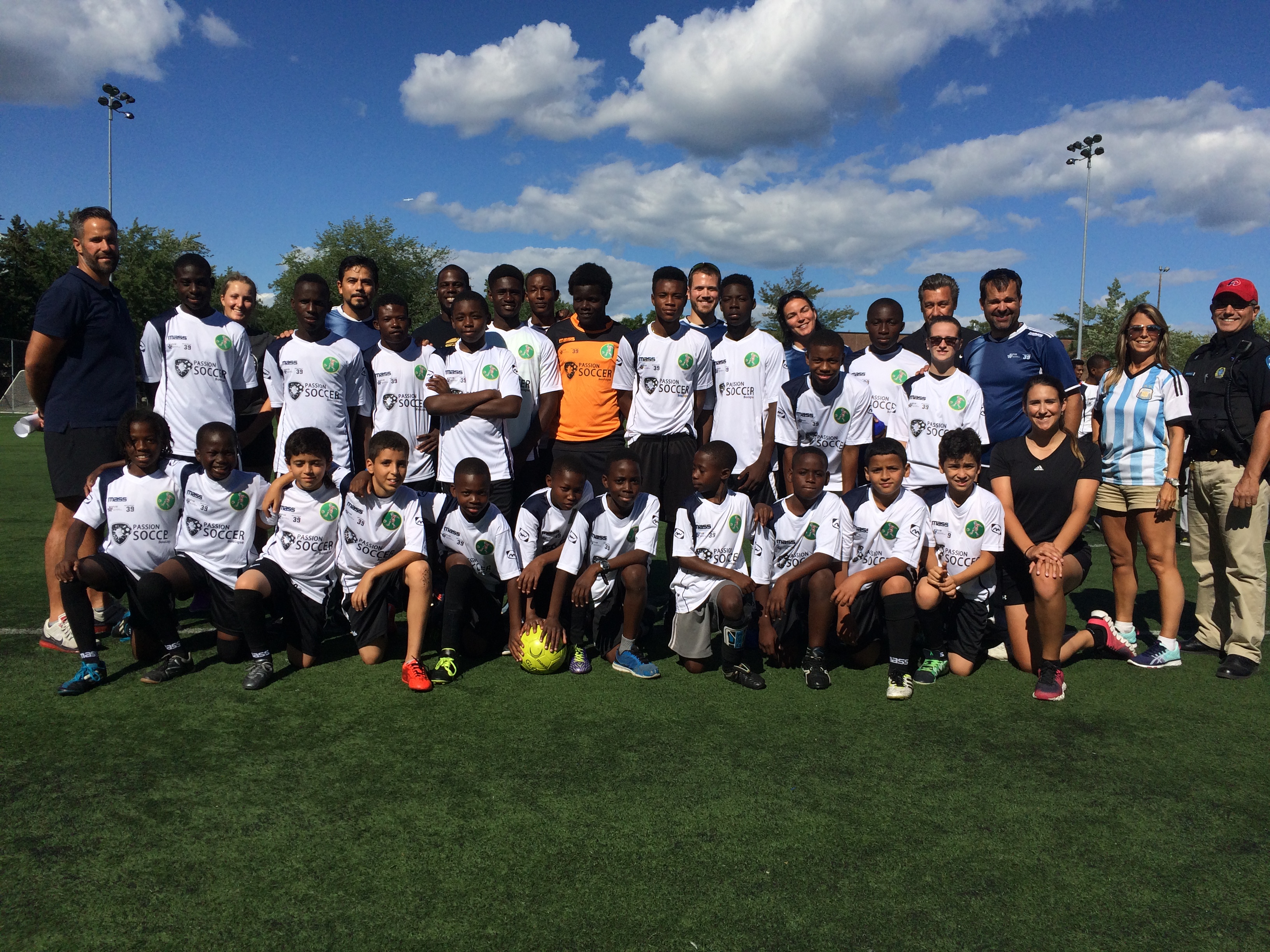 Les jeunes Nord-Montréalais partagent leur passion du soccer avec les entraîneurs du PDQ 39 tous les mardis.