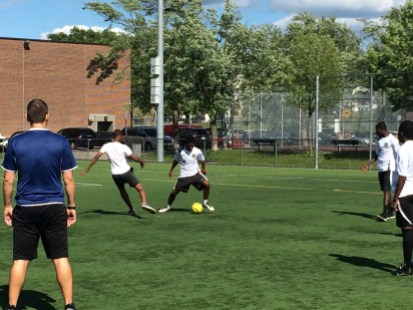 Les jeunes Nord-Montréalais partagent leur passion du soccer avec les entraîneurs du PDQ 39 tous les mardis.