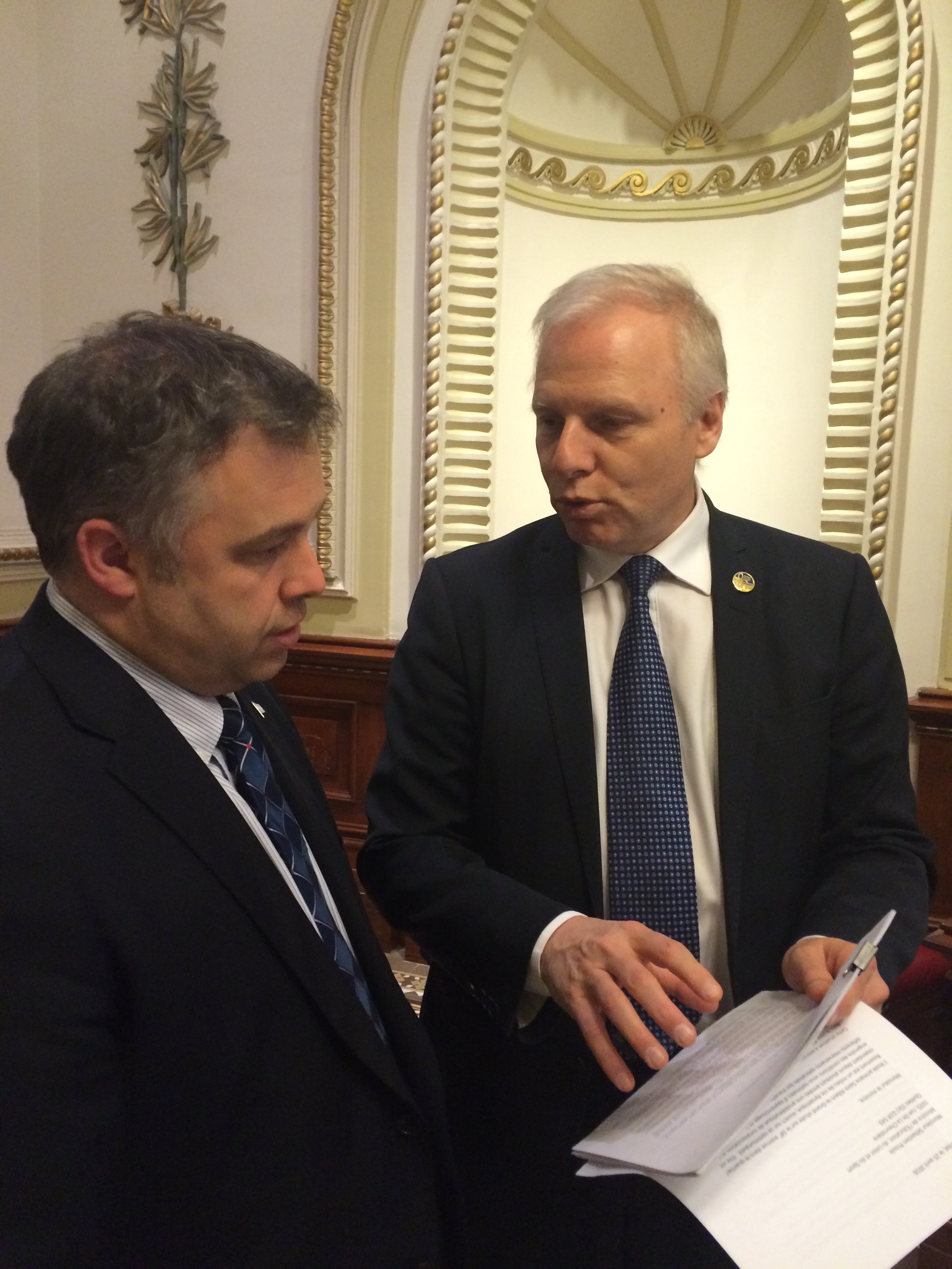 Jean-François Lisée remet au ministre de l'Éducation, Sébastien Proulx, une pétition demandant l'agrandissement de l'école Saint-Albert-le-Grand.