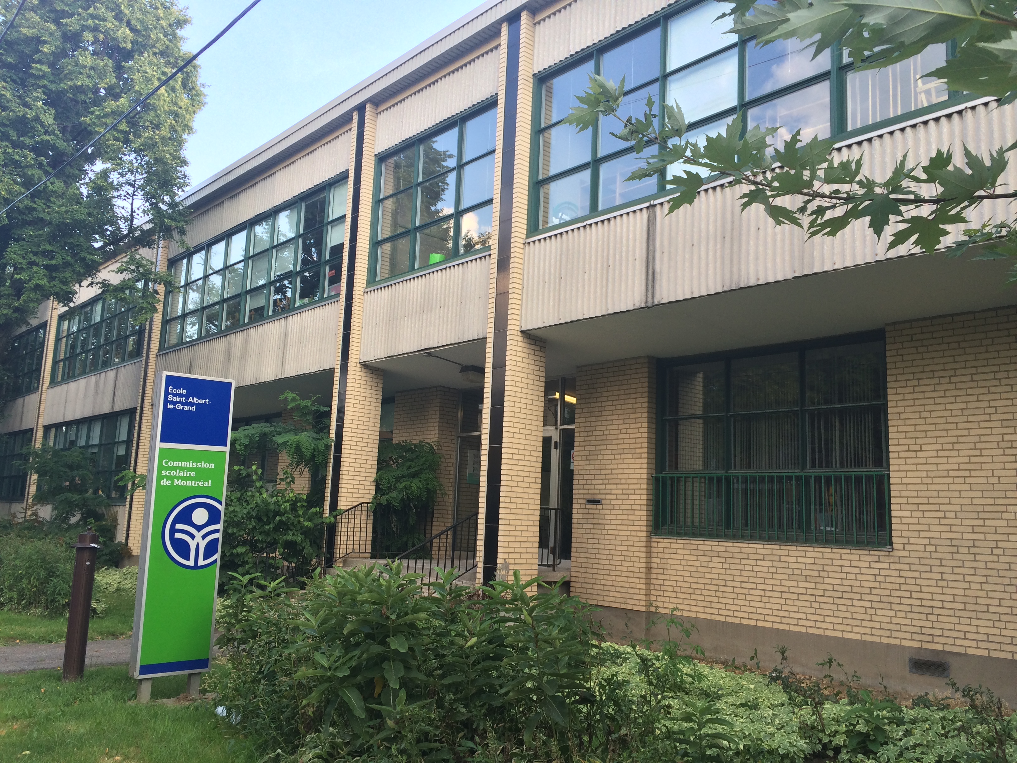 L'école Saint-Albert-le-Grand compte des classes mobiles dans des unités préfabriquées.