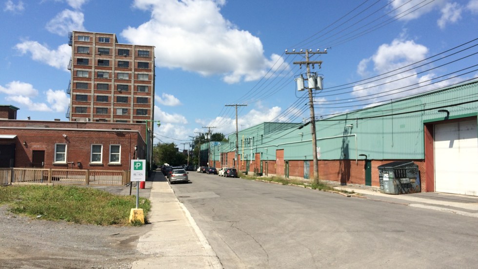 Une partie du bâtiment situé entre Hutchison et avenue du Parc sera démolie pour construire l'axe est-ouest du campus Outremont.