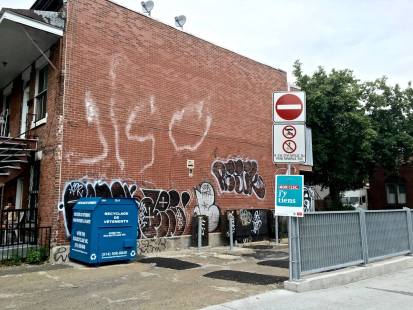 Le mur près de la station Beaubien était le lieu de plusieurs barbouillages et graffitis.