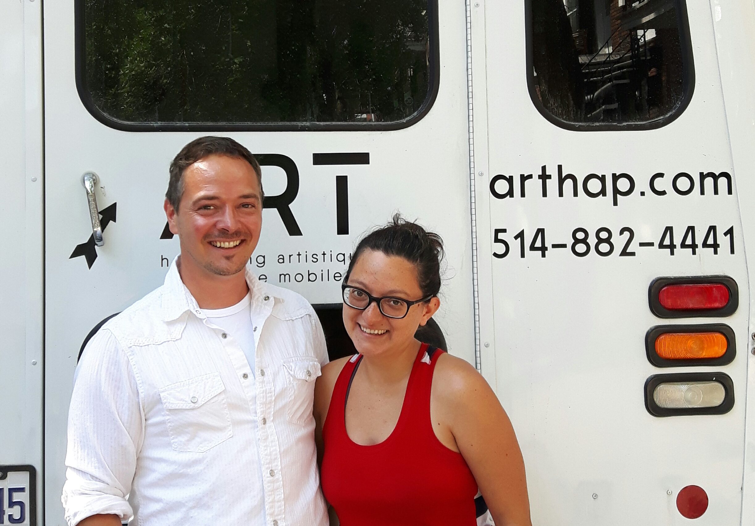 Jimmy Drolet et sa collègue Maribel Garcia Navarro, devant la future galerie d'art mobile.