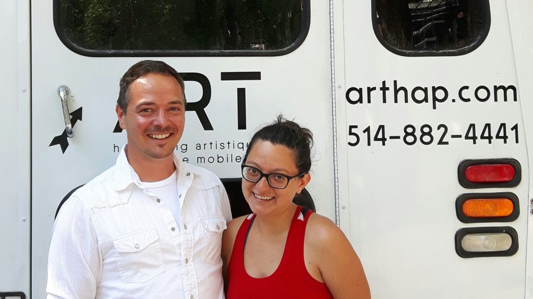 Jimmy Drolet et sa collègue Maribel Garcia Navarro, devant la future galerie d'art mobile.