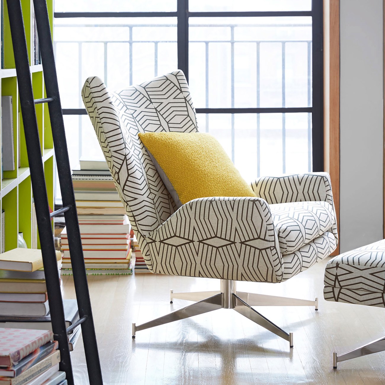 MAISON West elm coussin hemming swivel lifestyle_c100