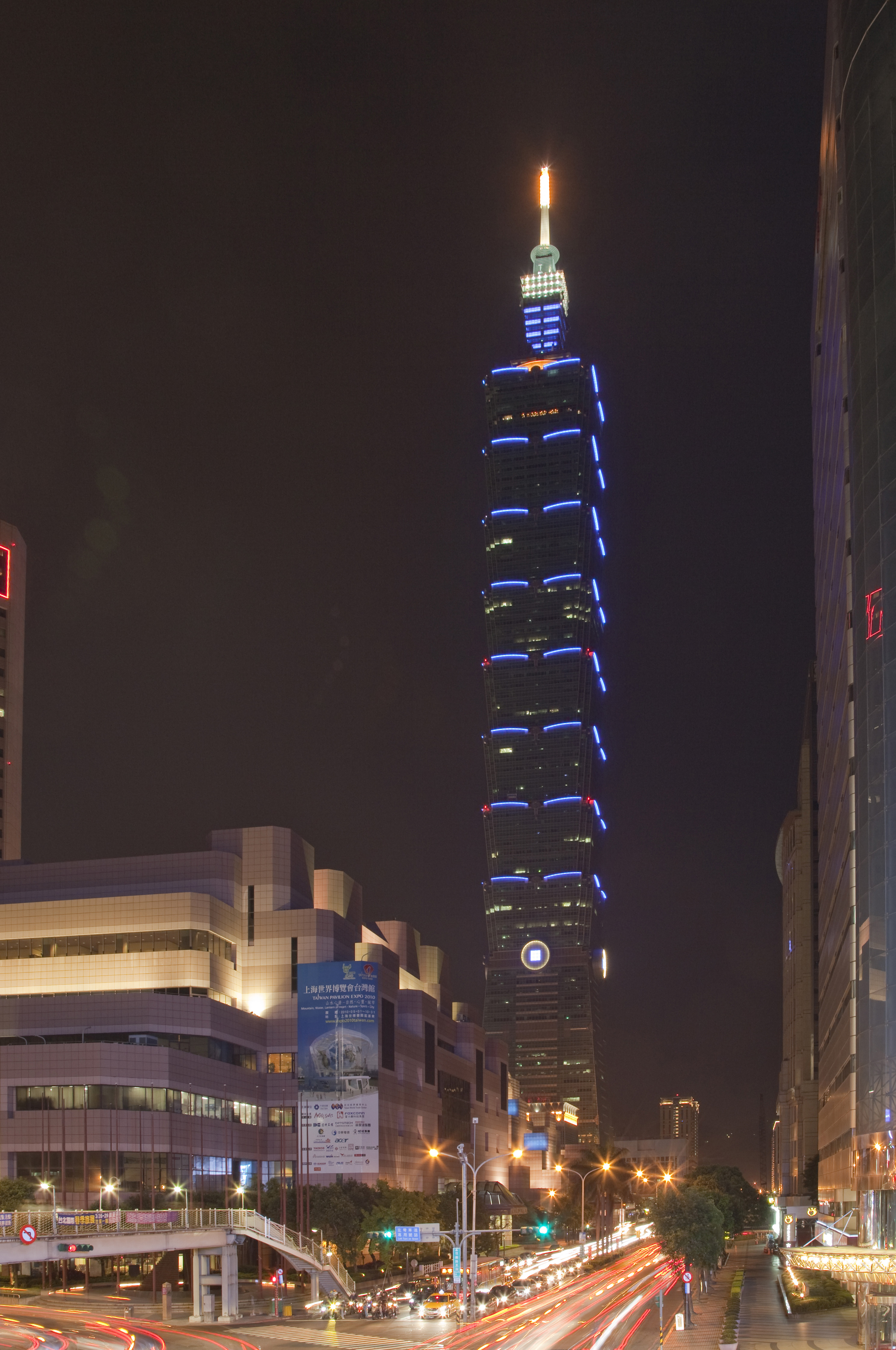 TAIPEI, TAIWAN - MARCH 27: A general view of the Taipei 101 tower before the lights are switched off for Earth Hour on March 27, 2010 in Taipei, Taiwan. The global switch off aims to encourage the reduction of pollution and raise awareness of climate change. (Photo by Marc Gerritsen/Getty Images)