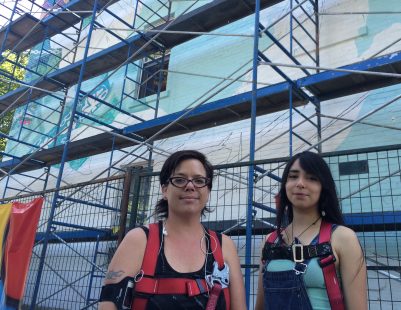 Annie Hamel et son assistante Kassandra Quinteros s'affairent à revitaliser le mur qui fait face au parc Sœur Madeleine-Gagnon.