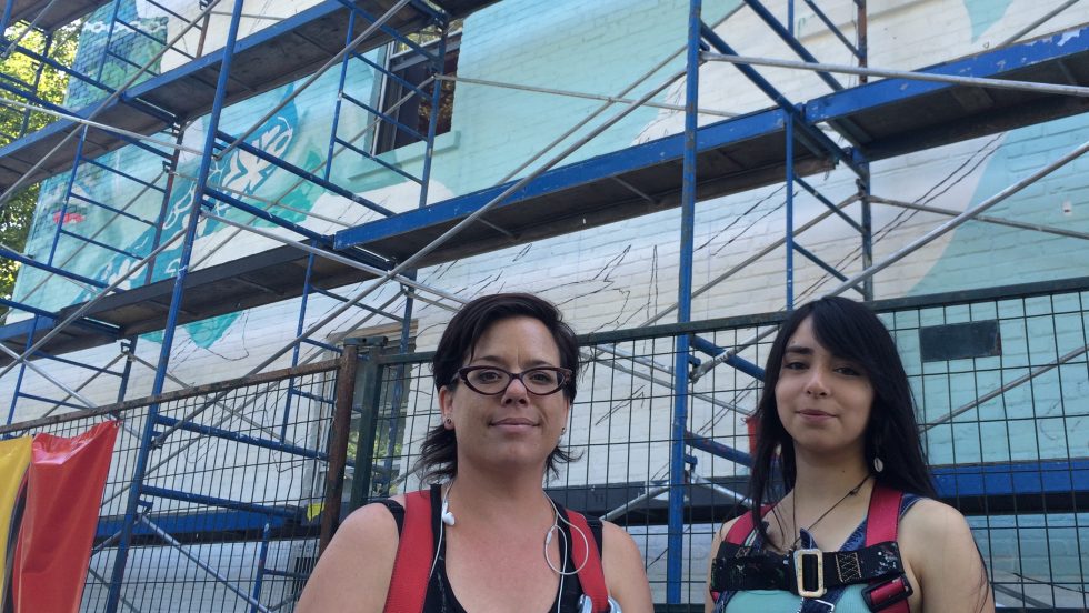 Annie Hamel et son assistante Kassandra Quinteros s'affairent à revitaliser le mur qui fait face au parc Sœur Madeleine-Gagnon.