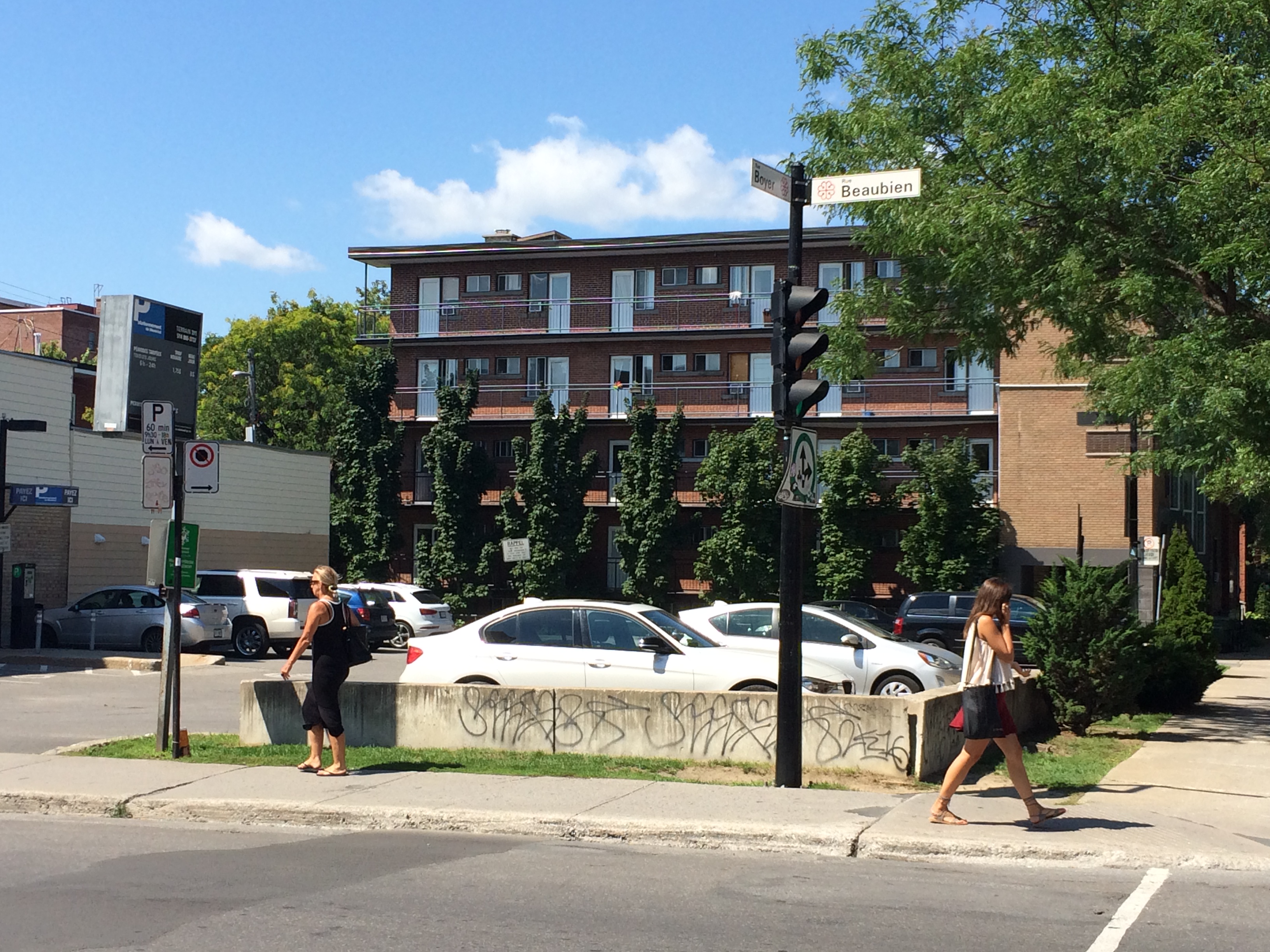 On prévoit transformer l'espace de stationnement situé au coin de Boyer et Beaubien en place publique verdie.