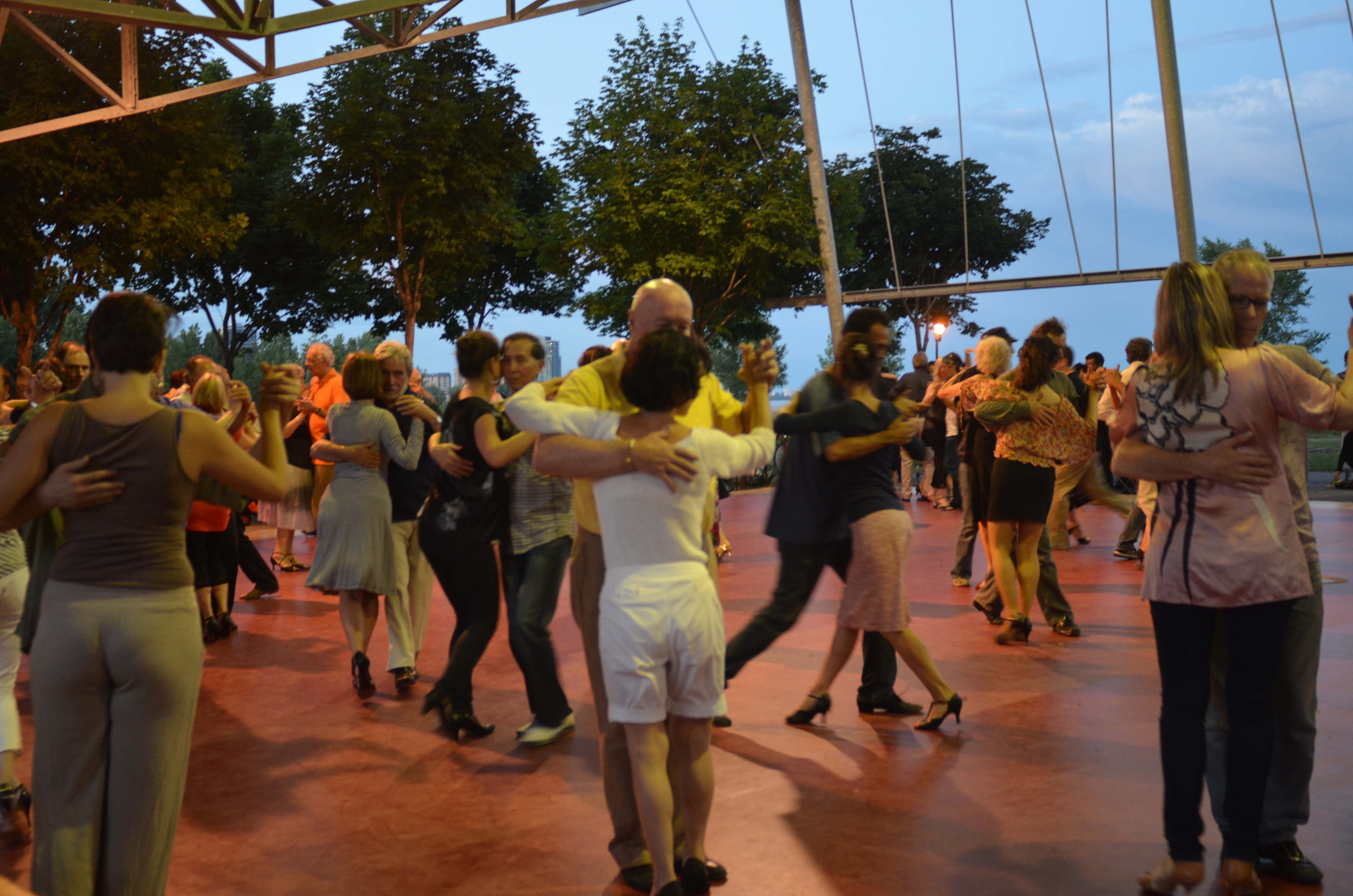 Des rassemblement de danse extérieurs aux Serres municipales, à Verdun.