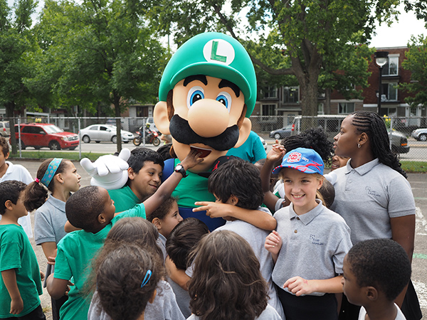 Des jeunes de l'école Montcalm font l'accolade à Luigi. 