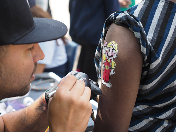 Une élève de l'école Montcalm se fait dessiner un tattoo à l'effigie de Mario.