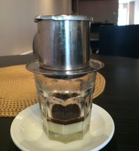 Un filtre a café importé du Vietnam.