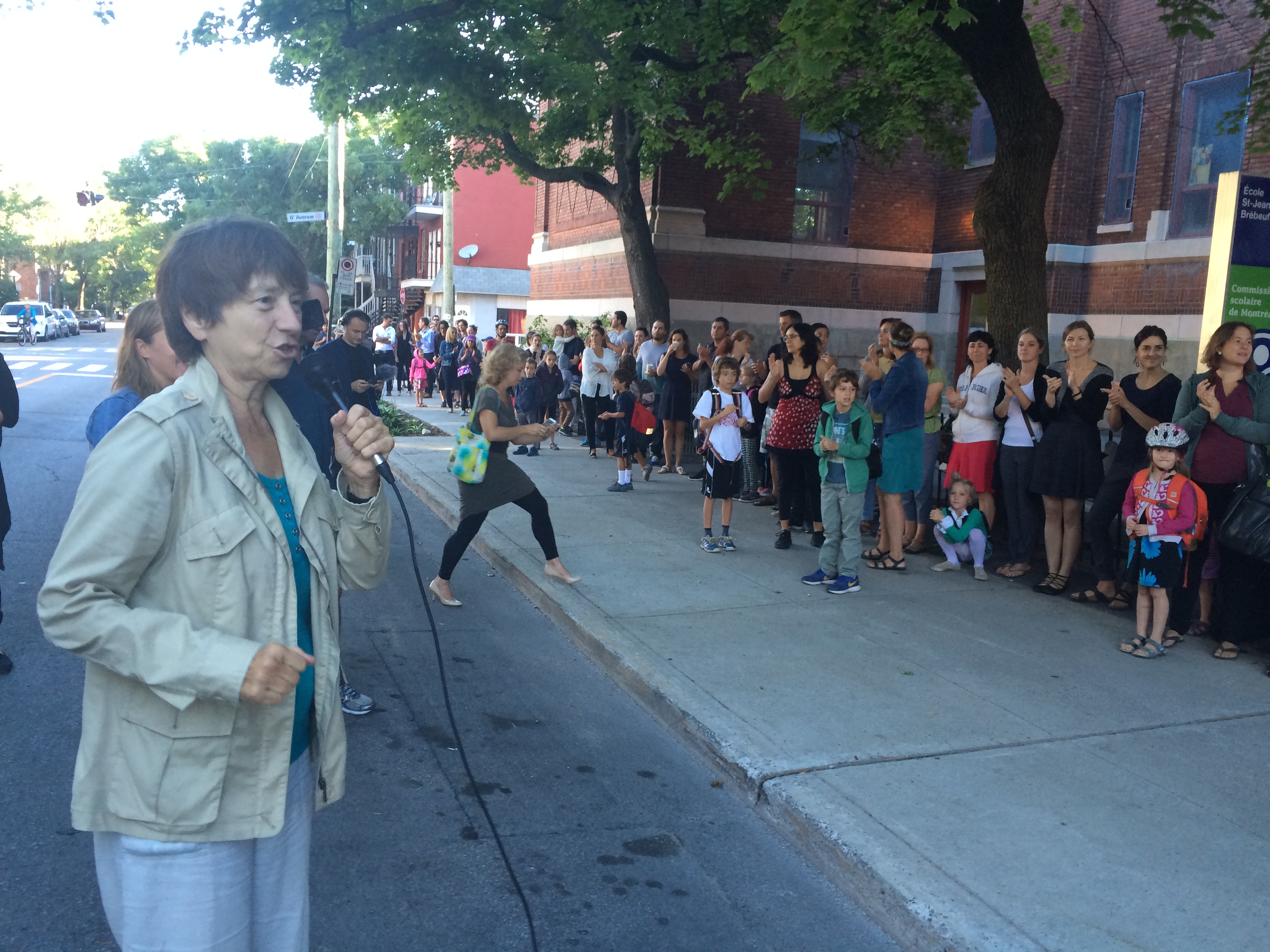 Les élèves et parents de Saint-Jean-de-Brébeuf et la députée de Gouin ont manifesté pour de meilleurs services dans les écoles publiques du Québec.