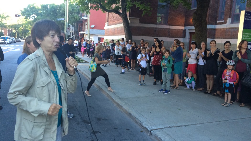 Les élèves et parents de Saint-Jean-de-Brébeuf et la députée de Gouin ont manifesté pour de meilleurs services dans les écoles publiques du Québec.