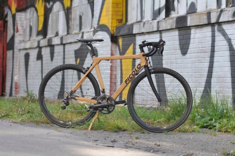 Le cadre en bois de frêne assure un confort de route aux utilisateurs des bicyclettes de Vélo Picolo.