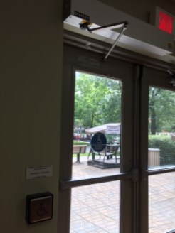 Une porte automatique a été installée pour accéder à la cour arrière de l'établissement.