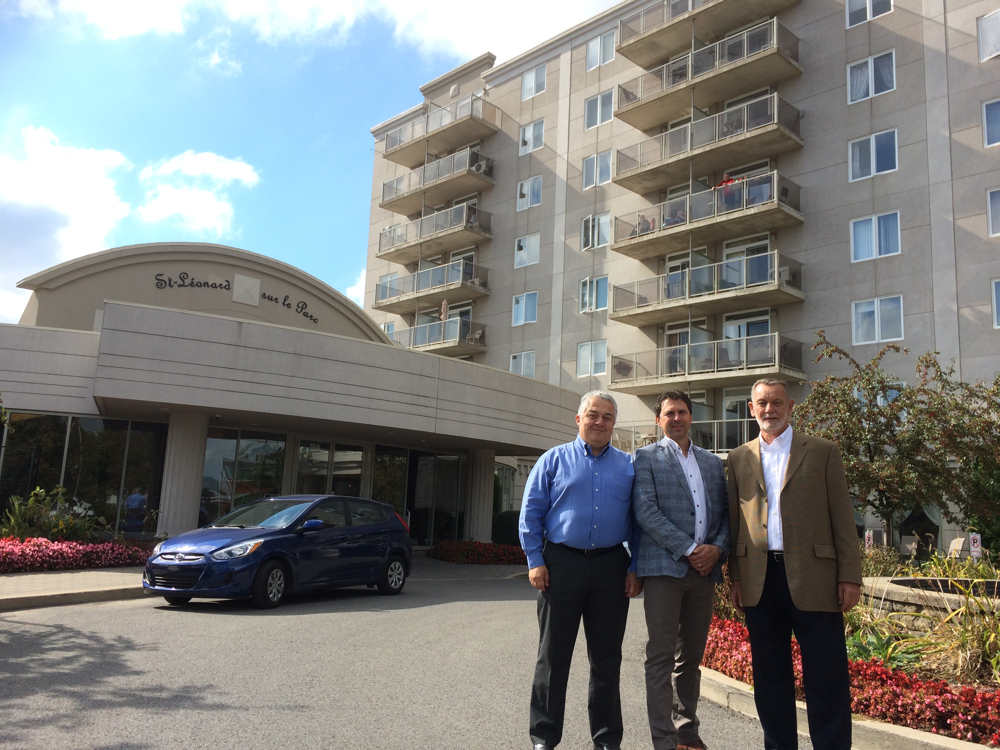 Les entrepreneurs Serge Letarte et Mario El Khoury de Construction Vergo et le directeur général des Résidences sur le parc, Yves Corbeil.
