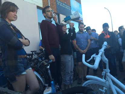 Mathieu Séguin, de la Coalition Vélo Montréal, a pris la parole, demandant des actions de la part des politiciens.