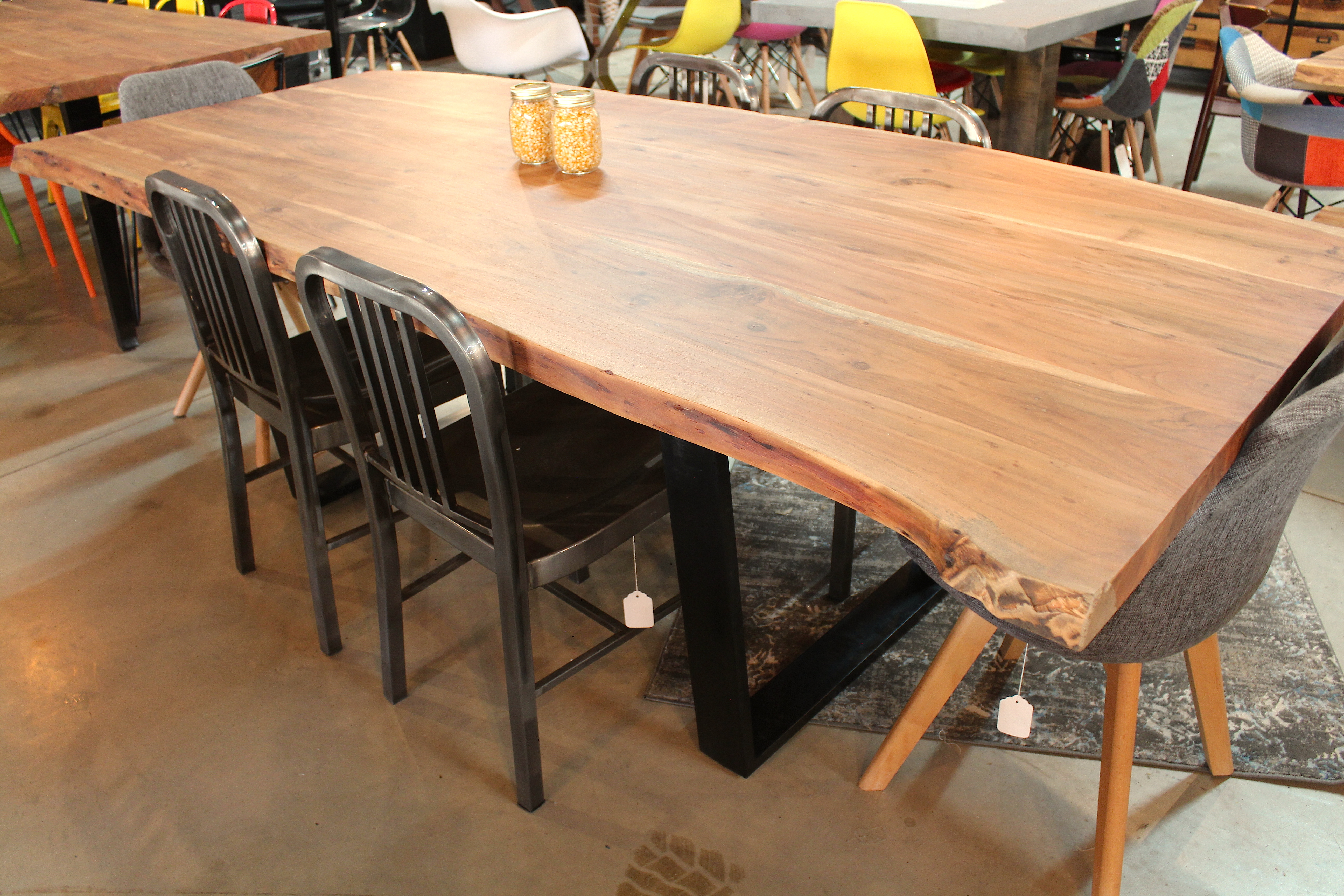 Table de 8 pieds en bois d'acacia naturel - pieds en acier noir 