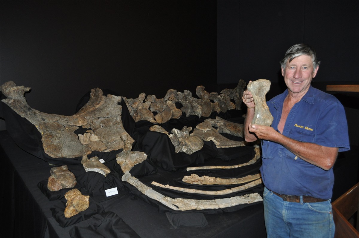 davidelliottholdingthetoeofsavannasauruselliottorumwhichhediscoveredin2005_photocourtesystephenporopatandaustralianageofdinosaurs_