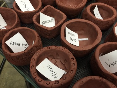 Les jeunes ont fabriqué un vase en argile, qu’ils ont fait cuire dans un trou qu’ils ont creusé à même le terrain de l’école.