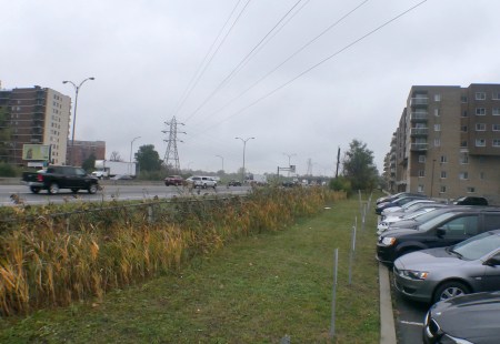 Une simple clôture sépare les immeubles de Cité l'Acadie du bruit de l'autoroute 15. Photo: Amine Esseghir/TC Media