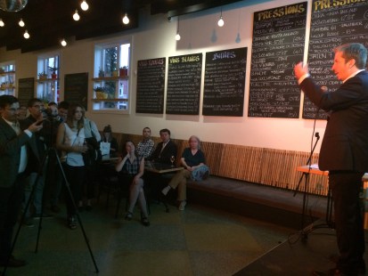 François Limoges a présenté ses engagements devant des partisans de Projet Montréal, mardi soir.