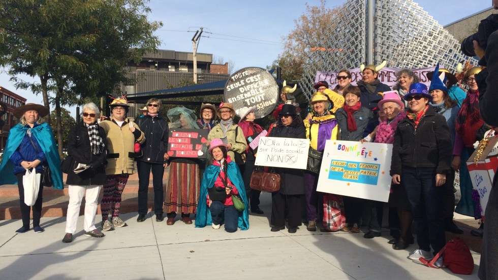 Les manifestantes de l'Écho des femmes étaient dans la rue, lundi 17 octobre, pour souligner la lutte contre la pauvreté.
