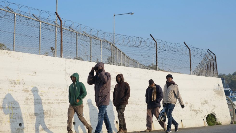 Des réfugiés marchent à l'extérieur du camp de réfugiés de Moria, sur l'île de Lesbos, au nord-est de la Grèce.