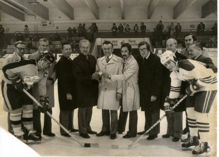 L'ex-maire de Pointe-aux-Trembles Bernard Benoît (5e à partir de la gauche) pose avec des échevins, d'autres dignitaires et deux joueurs d'équipes de l'AHMPAT sur une photo non datée.