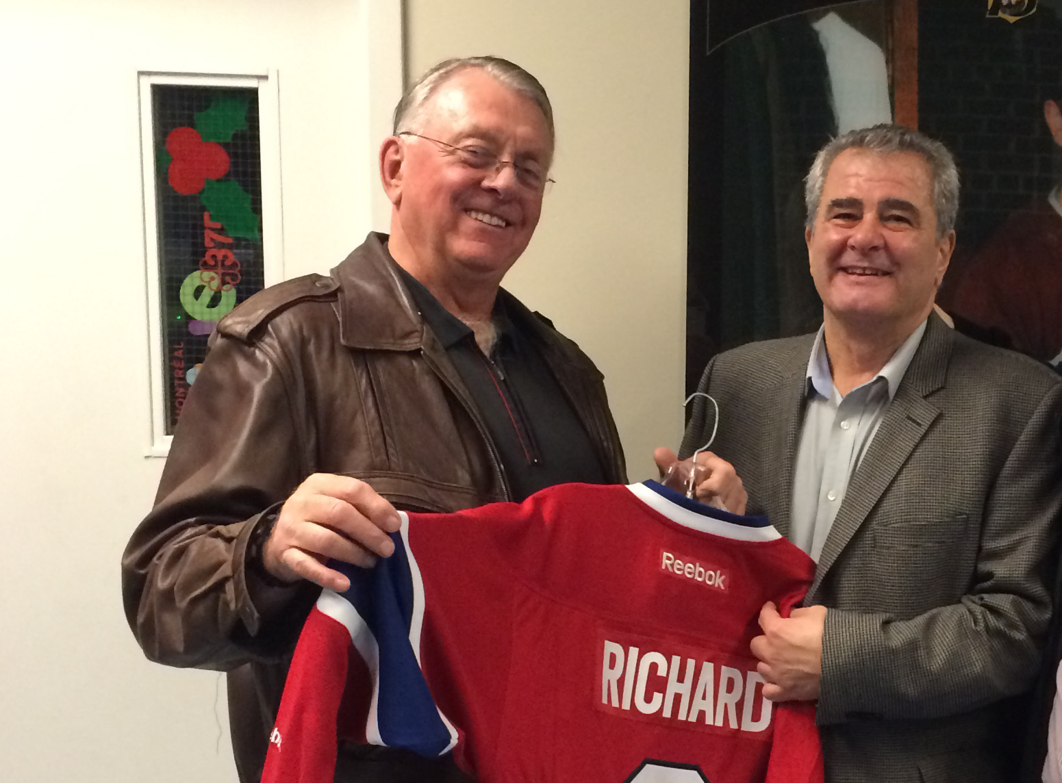 Maurice Richard fils arborant le chandail au nom de son père en compagnie de Léo Fioré, membre du CA des Braves d'Ahuntsic. Photo: Amine Esseghir/TC Media