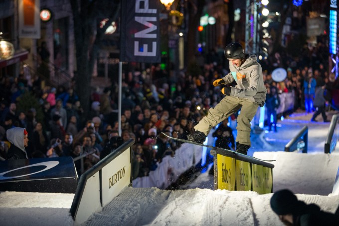 La rue St-Denis a été transformée en piste pour les planches à neige lors de l'événement Empire City Troopers.