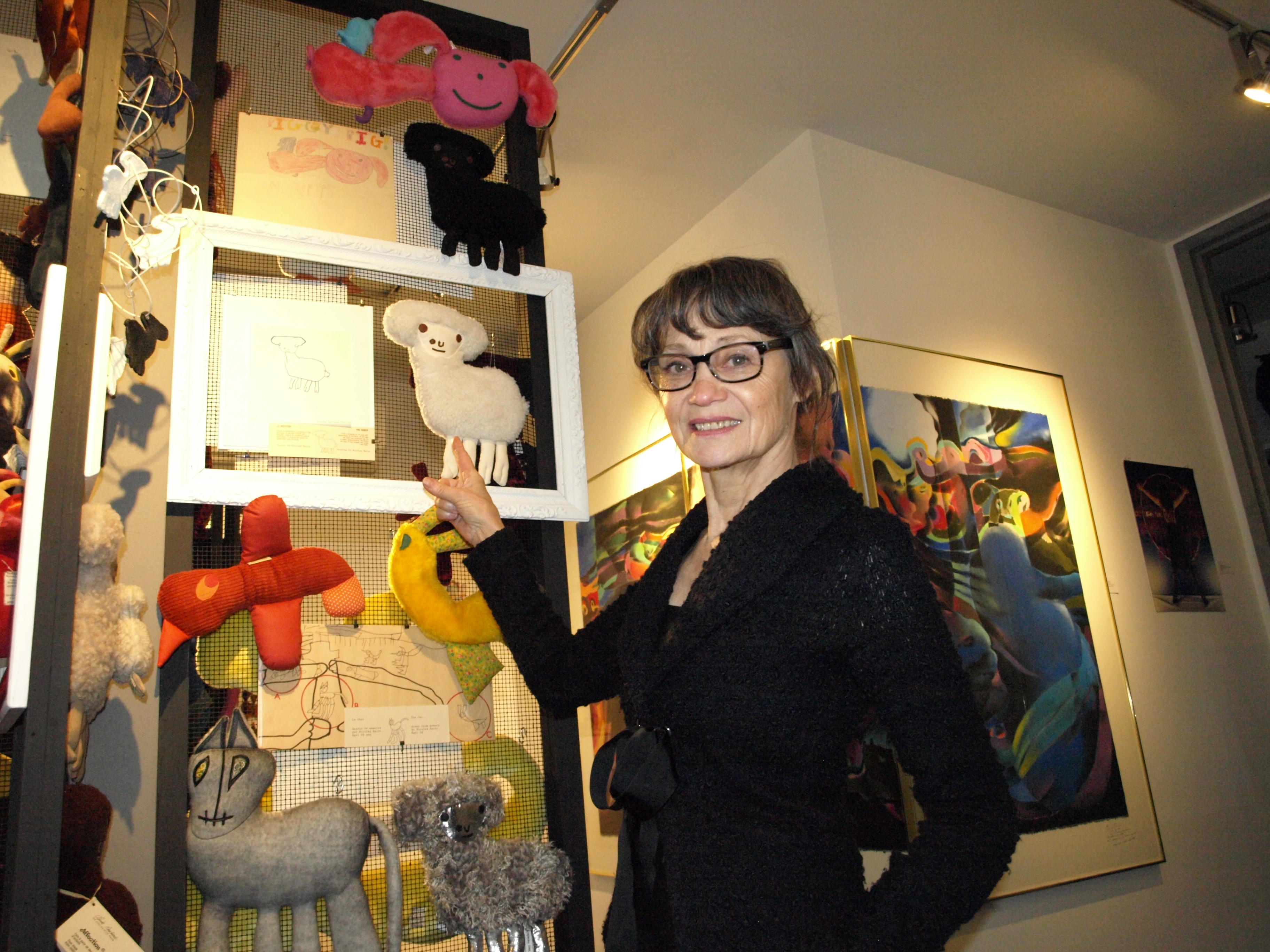 Les personnages et animaux en peluche conçus à partir de dessins d'enfants tiennent une place privilégiée au cœur de l'espace artistique de Mme Bouchard.