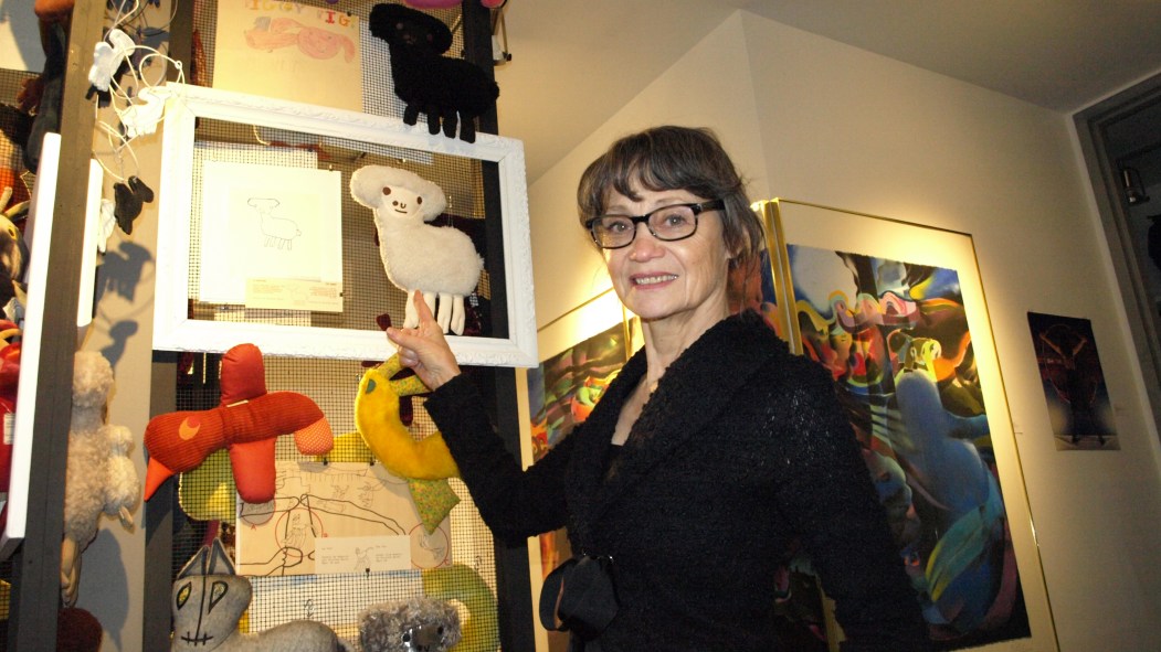 Les personnages et animaux en peluche conçus à partir de dessins d'enfants tiennent une place privilégiée au cœur de l'espace artistique de Mme Bouchard.
