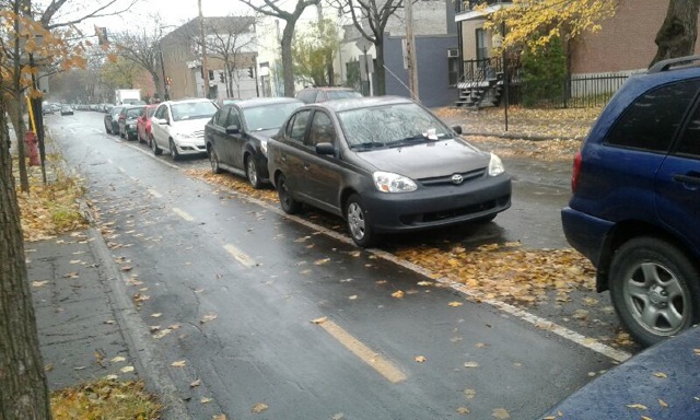 Plusieurs contraventions avaient &eacute;t&eacute; remises aux automobilistes mal gar&eacute;s sur la rue Boyer le mercredi 16 novembre, en apr&egrave;s-midi.