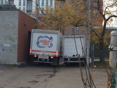 Les camions abondent dans la ruelle ciblée par les mesures de l'arrondissement.