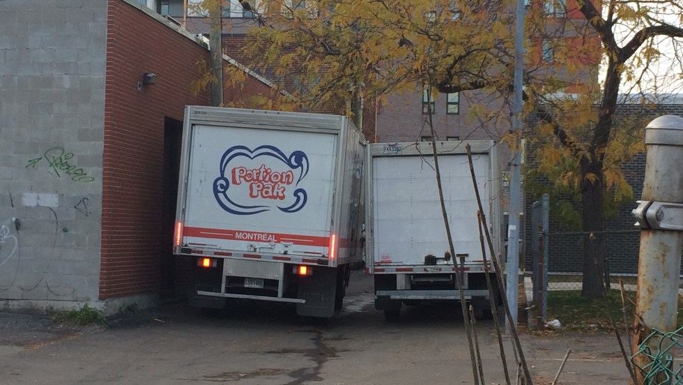 Les camions abondent dans la ruelle ciblée par les mesures de l'arrondissement.