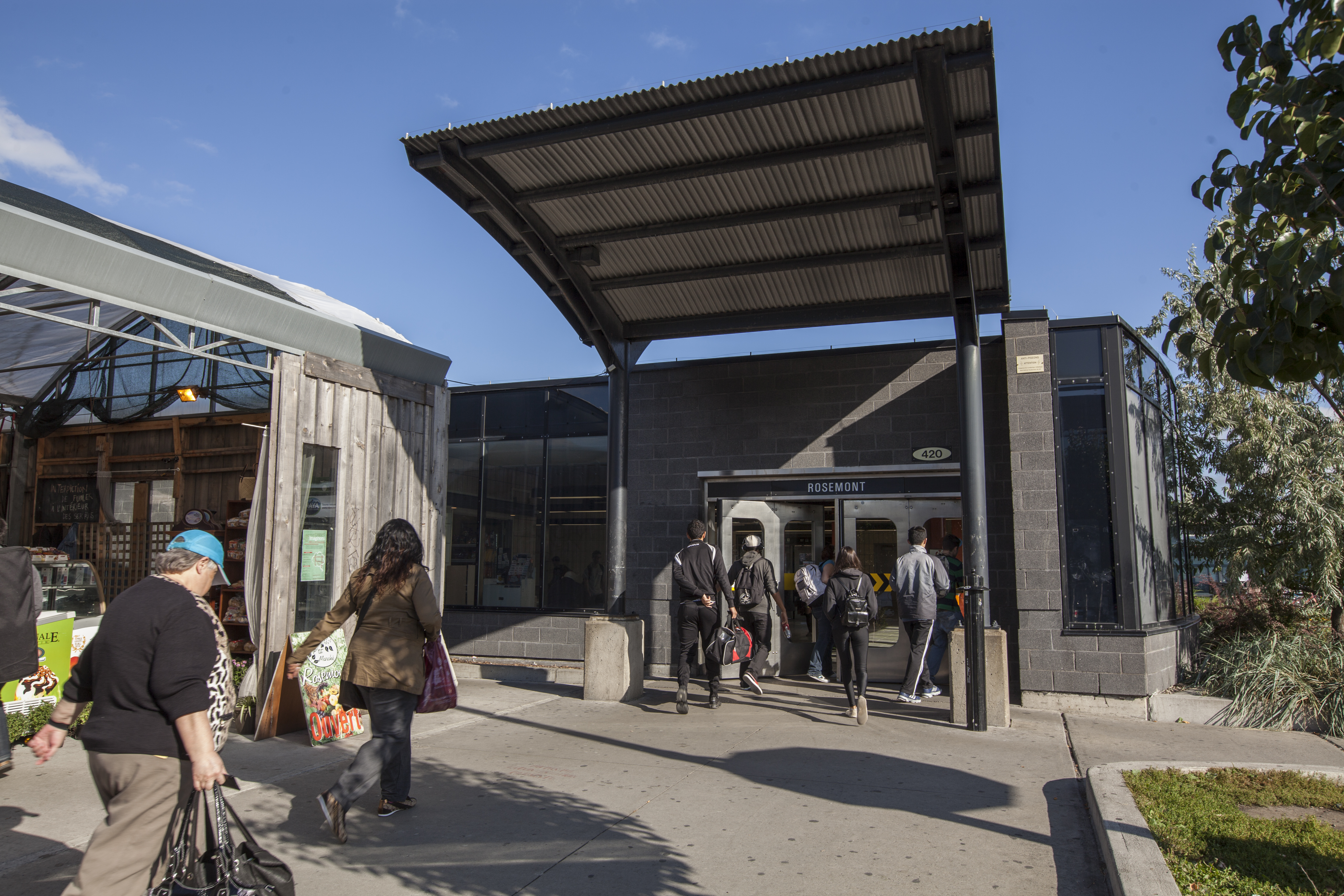 La station, qui devait recevoir des ascenseurs fonctionnels fin juillet 2016, sera prête en décembre 2016.