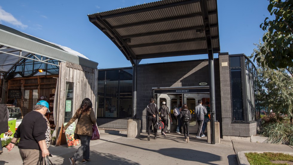 La station, qui devait recevoir des ascenseurs fonctionnels fin juillet 2016, sera prête en décembre 2016.