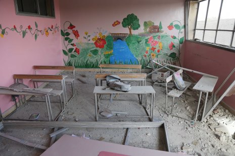 L’école primaire à Al-Qarma, en banlieue de Damas, a été bombardée dimanche dernier. Un enfant de 10 ans est mort dans cette attaque et 15 autres enfants ont été blessés. Photo: Al Shami/UNICEF