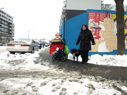 Ingrid Carey et Janine Thomas déplorent le manque d'accessibilité dans le secteur.
