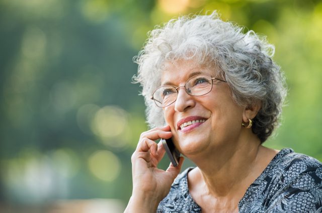 grand mère téléphone