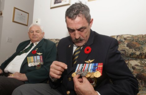 Daniel Farr exhibe ses médailles, dont certaines reçues pour son service militaire au sein de forces de l’ONU ou et de l’OTAN en ex-Yougoslavie, à Chypre et en Somalie.